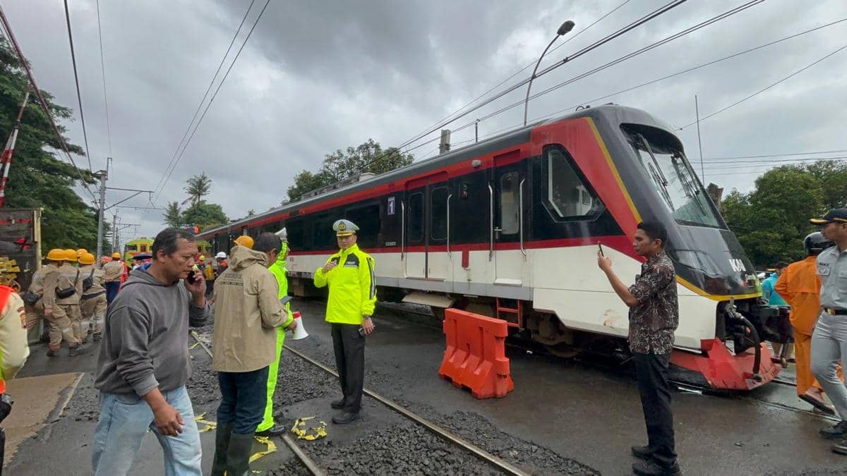 Kereta Bandara Anjlok Usai Tabrak Truk di Batuceper