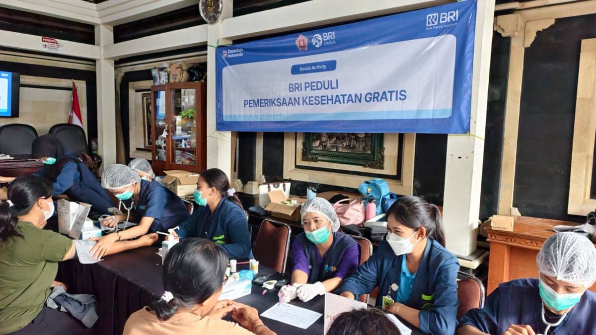 BRI Beri Layanan Cek Kesehatan Gratis dan Tanam 100 Pohon di Denpasar