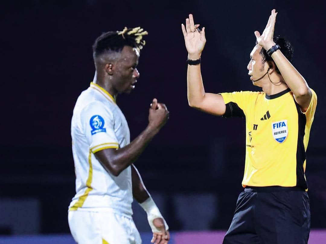 Pemain Bhayangkara FC melakukan protes kepada wasit saat melawan Persik Kediri.