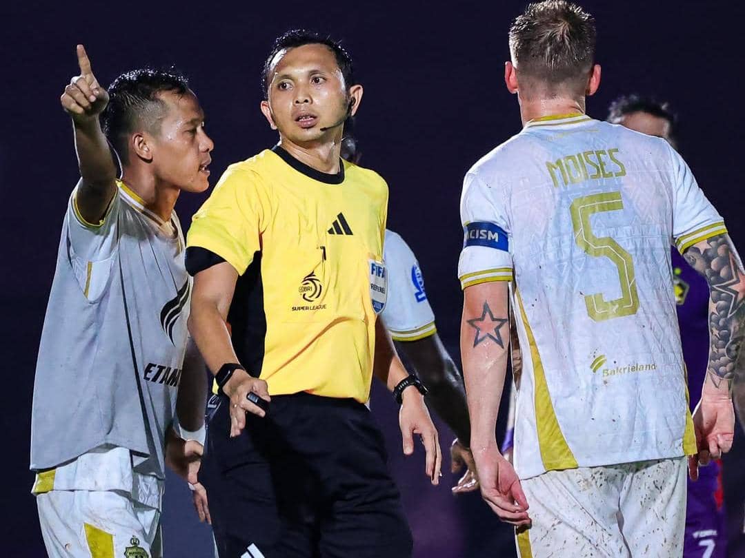Pemain Bhayangkara FC melakukan protes kepada wasit saat melawan Persik Kediri.