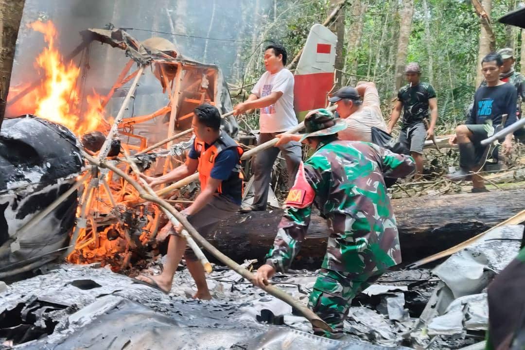 Kala Prajurit TNI AU Ikut Tembus Hutan demi Evakuasi Pilot Pelita Airn