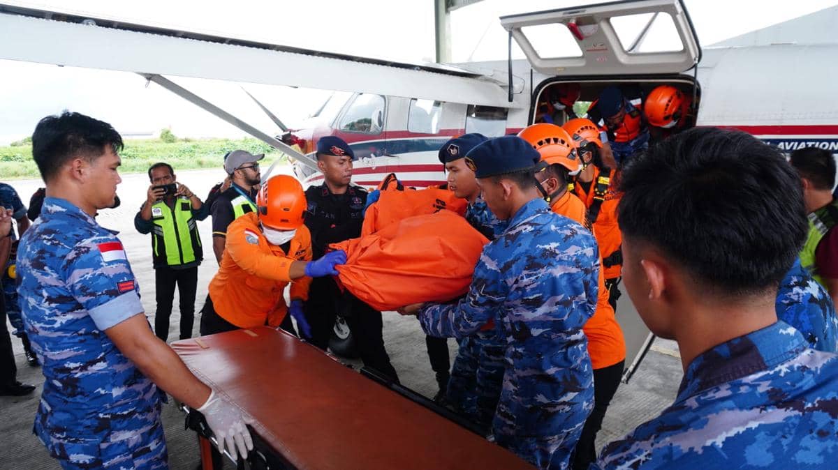 Kala Prajurit TNI AU Tembus Hutan demi Evakuasi Pilot Pelita Air