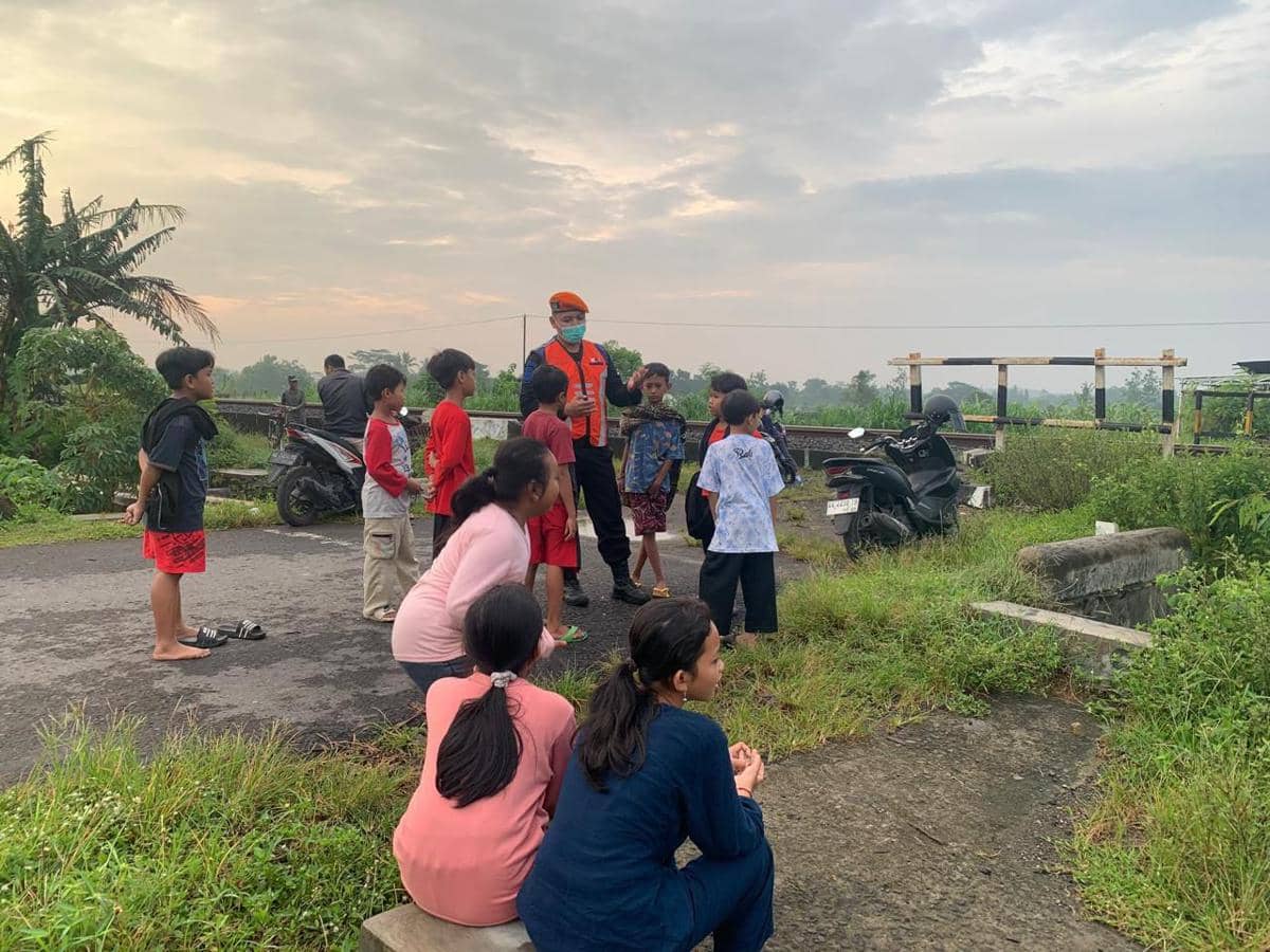 Warga Dilarang Ngabuburit di Jalur Rel KA, Daop 6: Bukan Tempat Bermain
