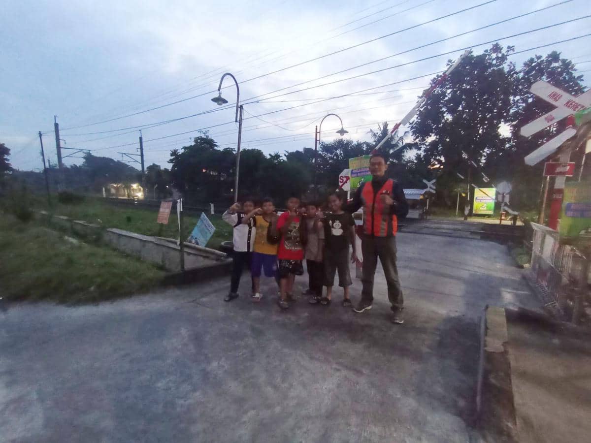 KAI Daop 6 imbau agar masyarakat tidak beraktivitas di sekitar jalur rel. (Dok. Istimewa)