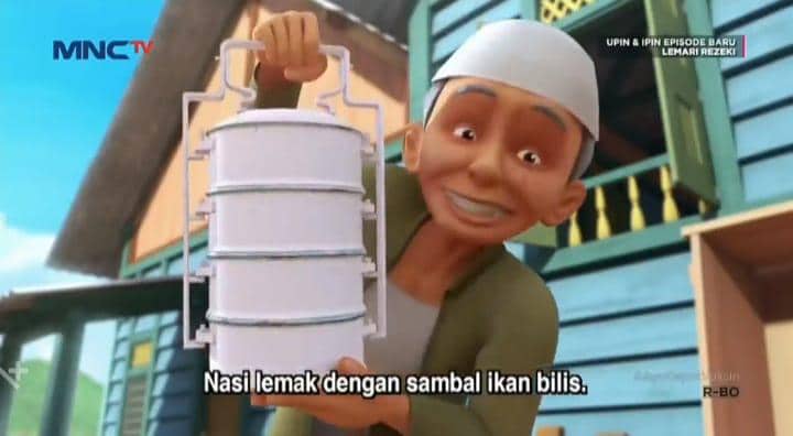 Tok Dalang menerima nasi lemak sambal ikan bilis dari Upin dan Ipin.