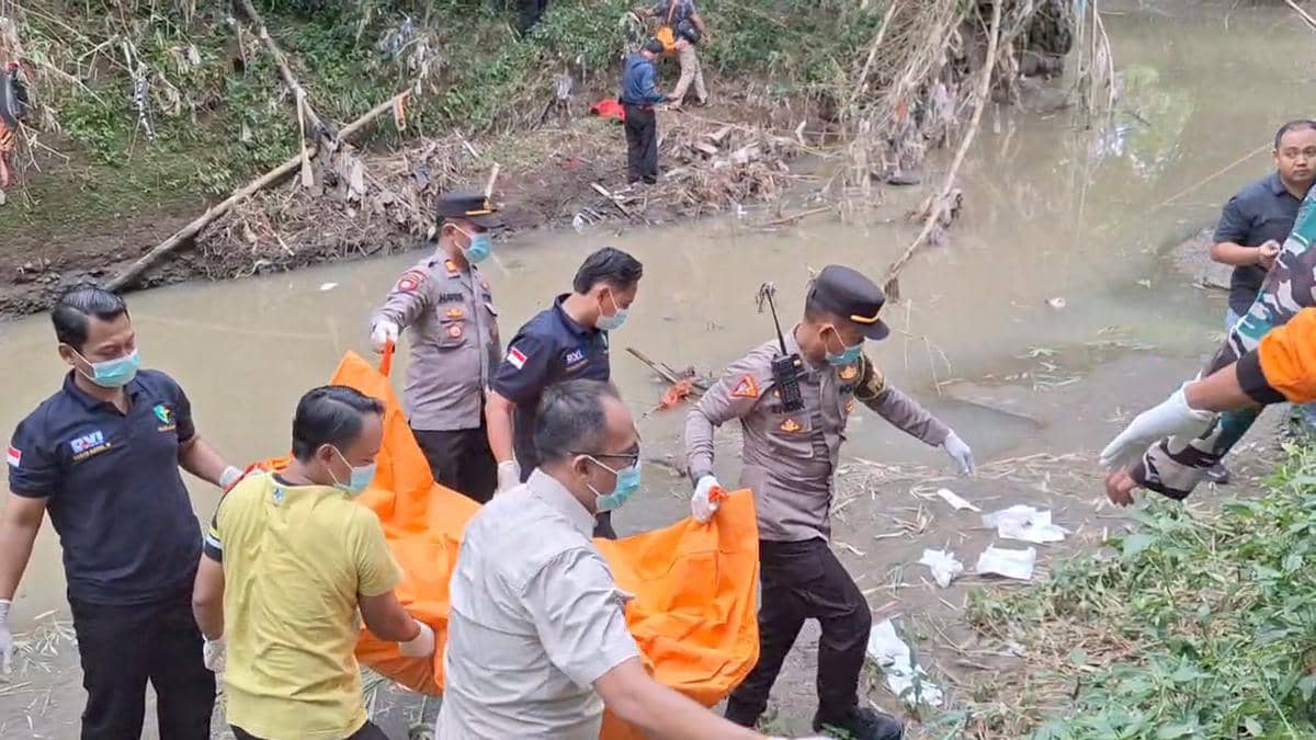 Geger! Sesosok Jasad Perempuan Tersangkut Sampah di Sungai Ngawi