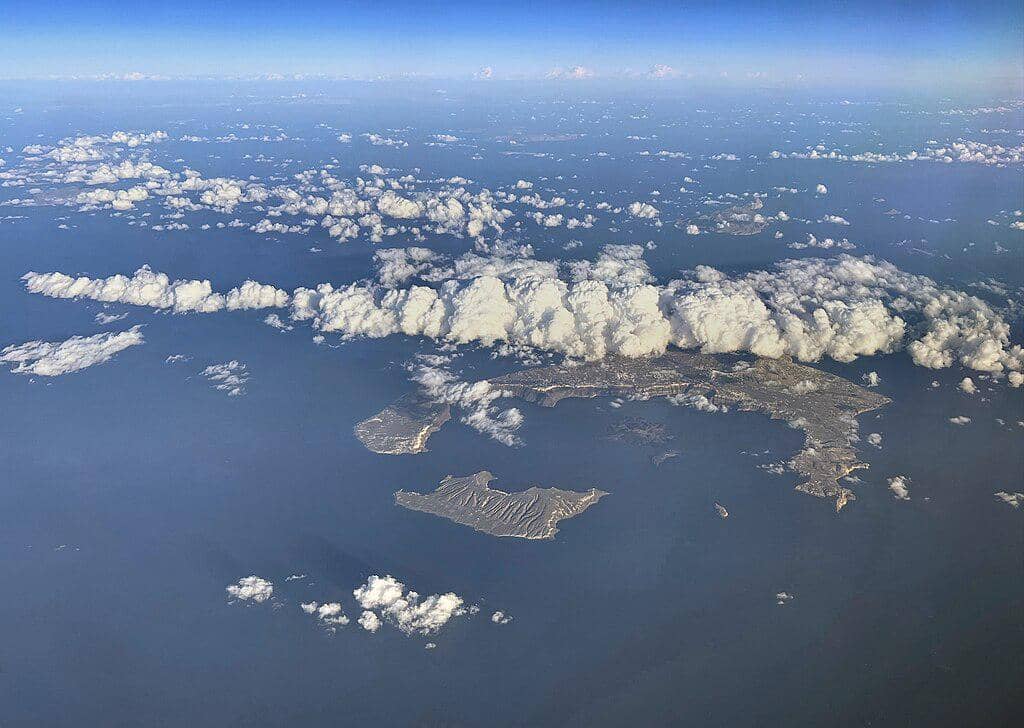 potret Santorini dari atas permukaan laut