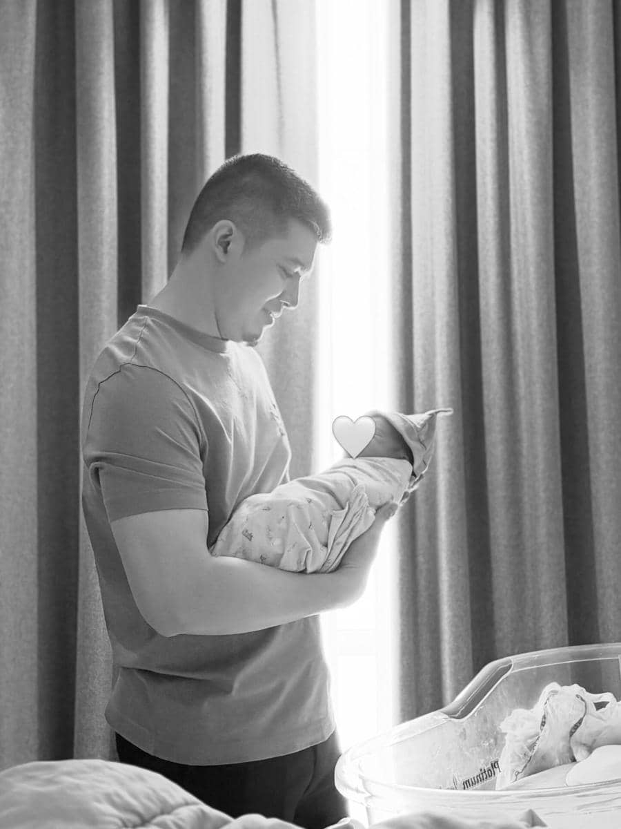 Irwansyah menggendong anak keduanya yang baru lahir