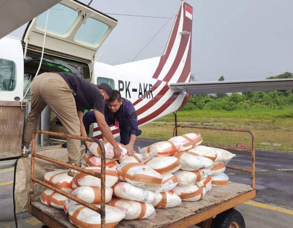 Petugas saat hendak memasukkan puluhan karung garam ke pesawat BNPB jenis Cessna Grand Caravan 208B