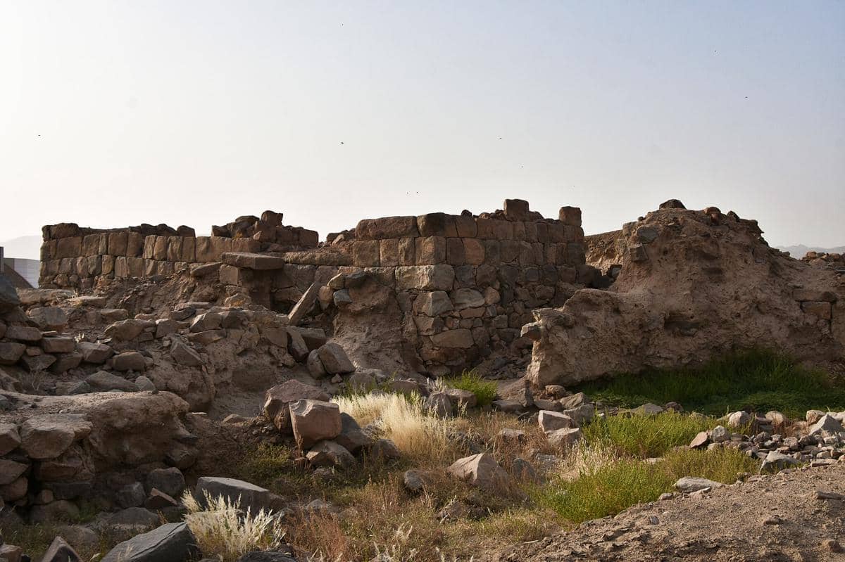 Sisa-sisa tembok benteng di Al-Ukhdud, Kota Najran, Arab Saudi
