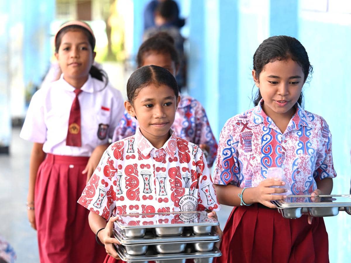 Suasana MBG di Kota Sorong, Provinsi Papua Barat Daya saat ompreng makanan datang