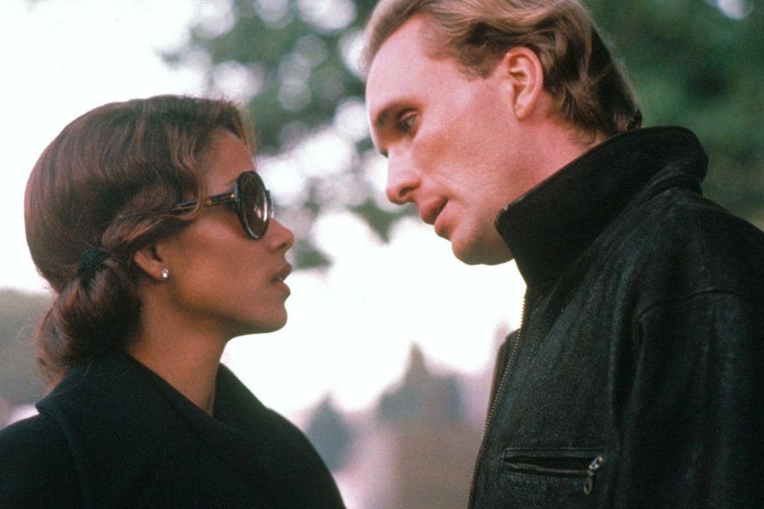 Halle Berry dalam film The Rich Man's Wife