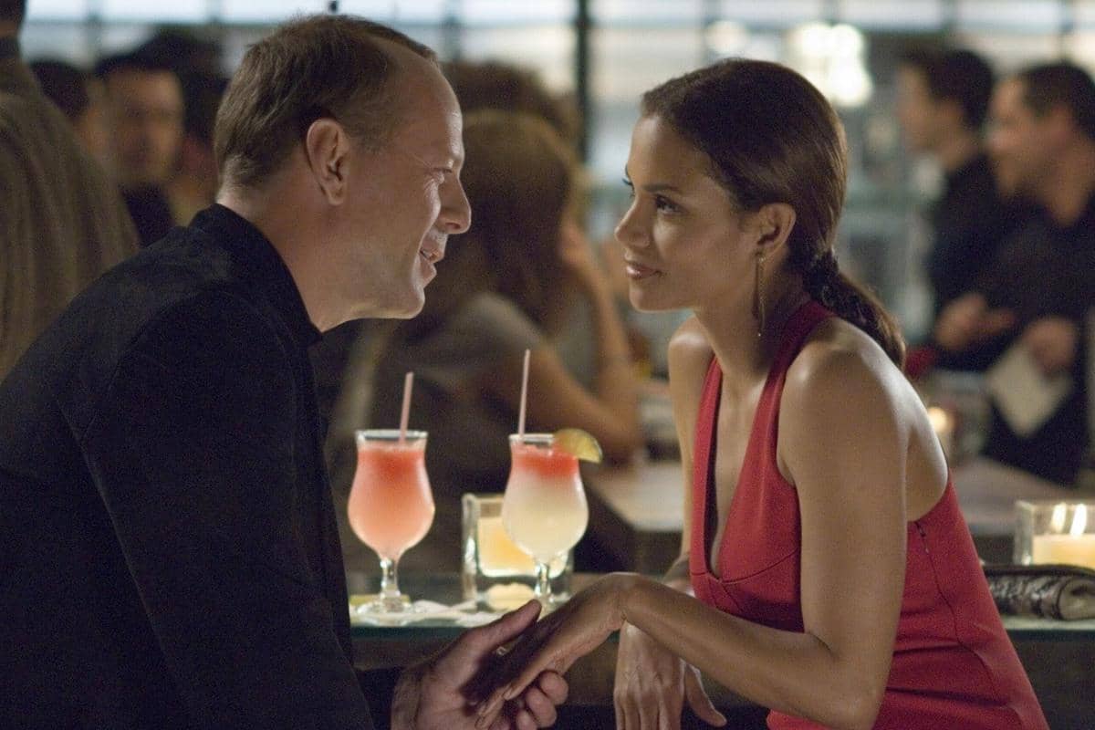 Bruce Willis dan Halle Berry dalam film Perfect Stranger