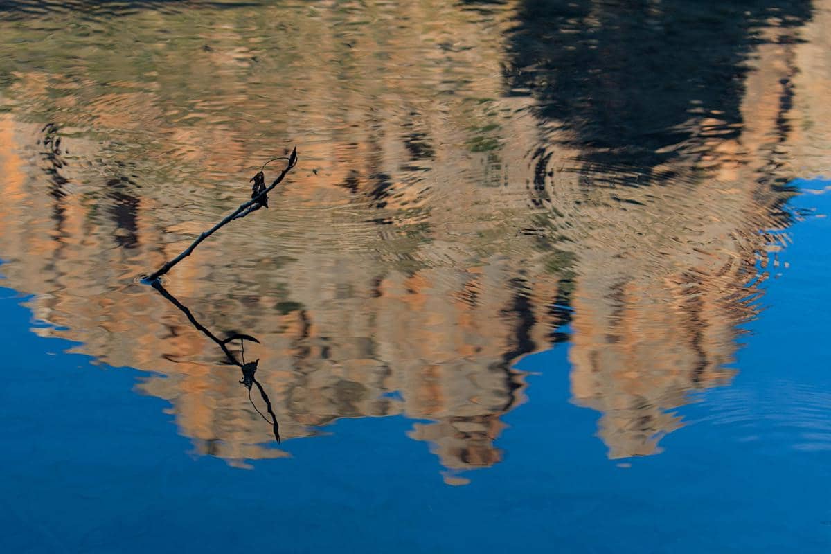 ilustrasi danau labuan cermin