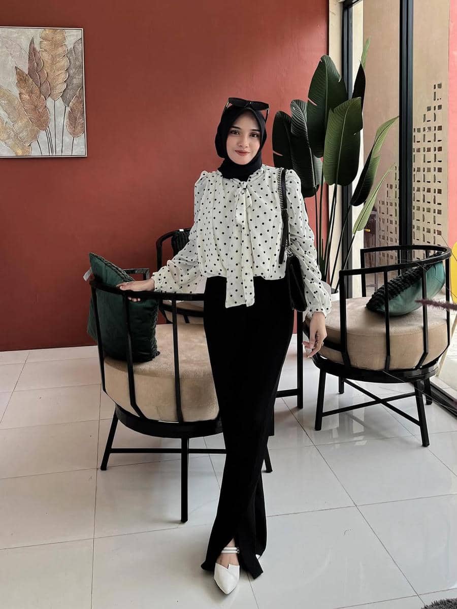 Gaya Motif Polkadot ala Lisna Feri