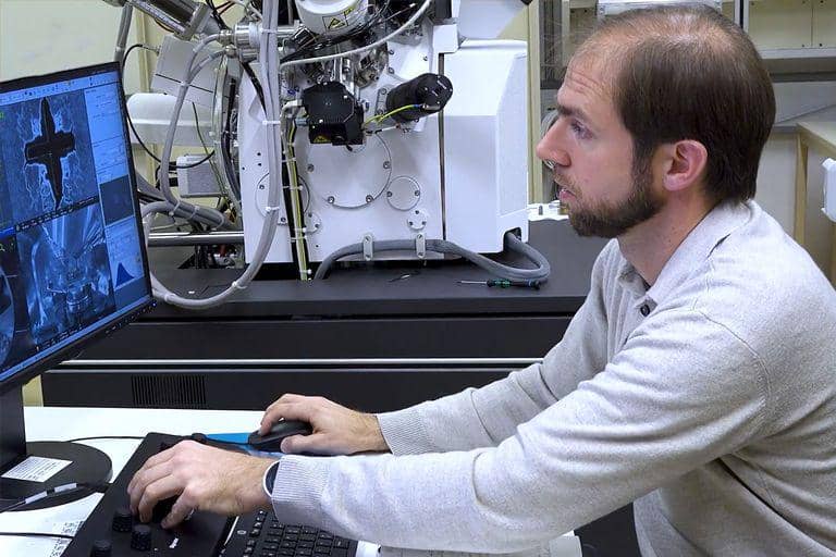 Thomas Schachinger, sedang mengambil pengukuran untuk kode QR terkecil di dunia