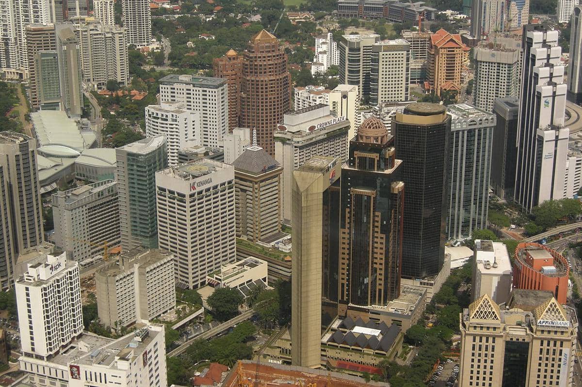 Kuala Lumpur, Malaysia. Pemandangan panorama kota dari Menara Kuala Lumpur (KL Tower). (Vyacheslav Argenberg, CC BY 4.0, via Wikimedia Commons)