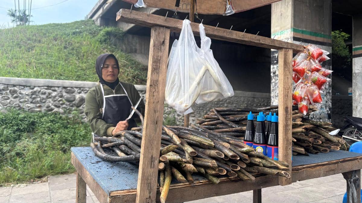 Penjual pakkat di jalan Letda Sujono (Mangara Wahyudi)