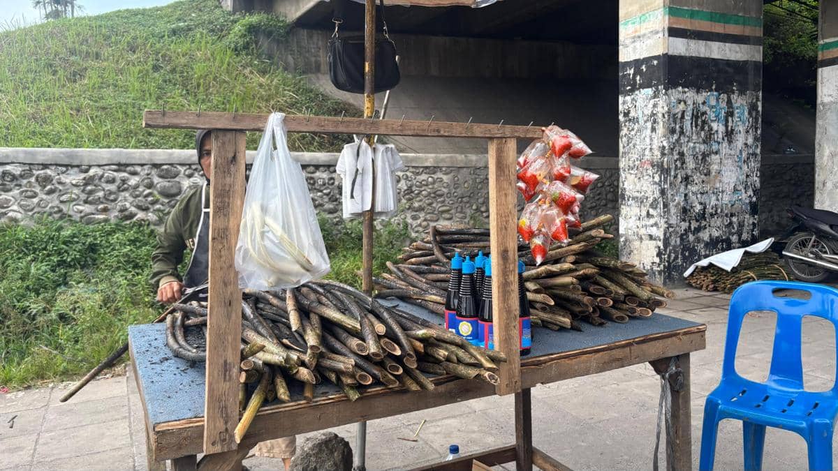 Penjual pakkat di jalan Letda Sujono