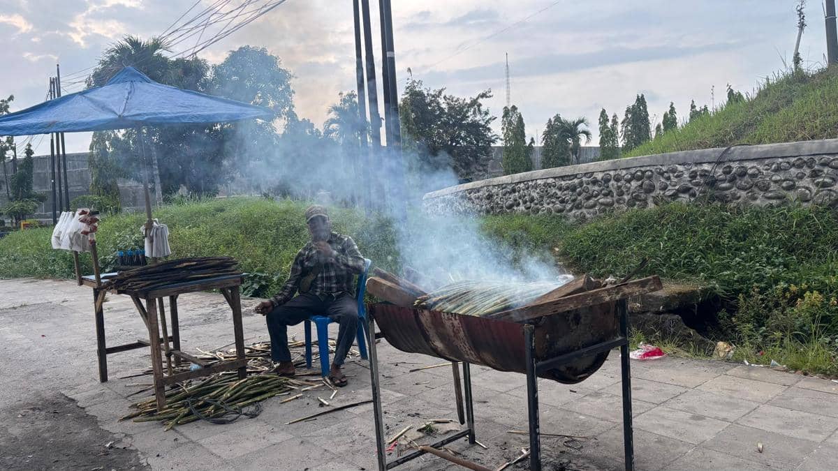 Penjual pakkat di jalan Letda Sujono