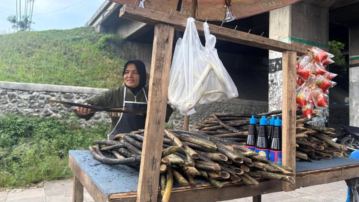 Penjual pakkat di jalan Letda Sujono
