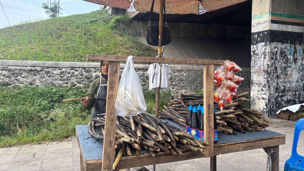 Penjual pakkat di jalan Letda Sujono