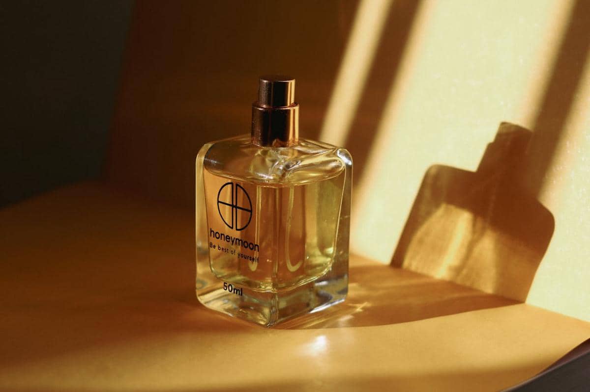ilustrasi parfum kuning