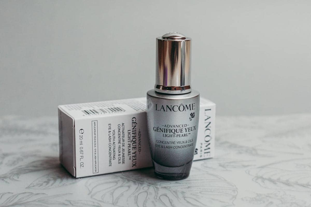 ilustrasi parfum putih