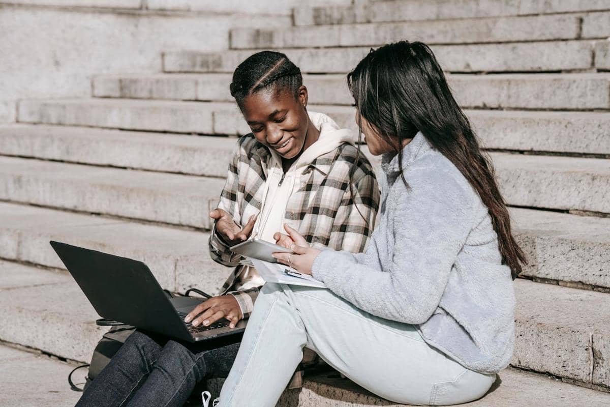 Ilustrasi mengelola medsos sebagai penerima beasiswa negara