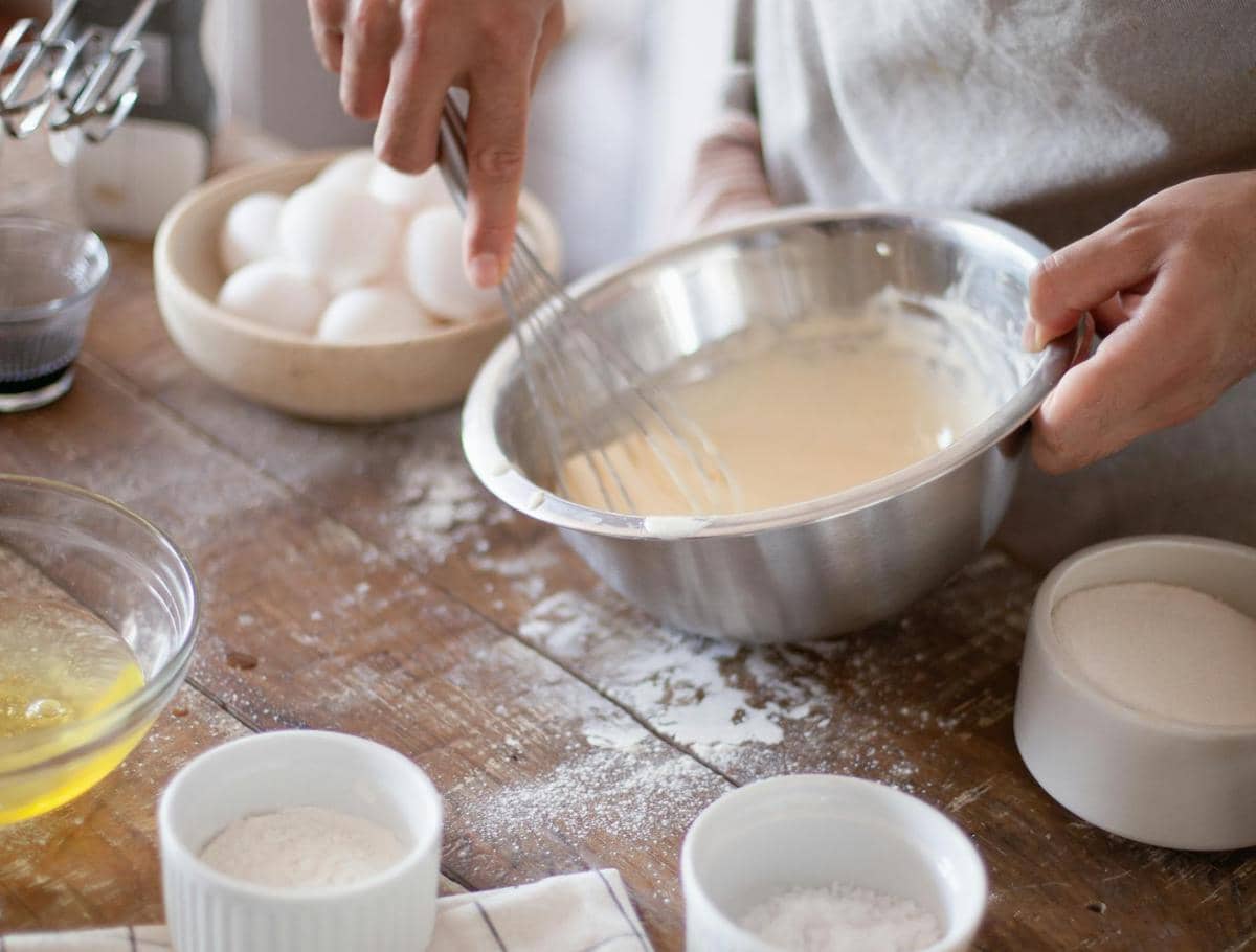 ilustrasi membuat adonan apem tepung beras