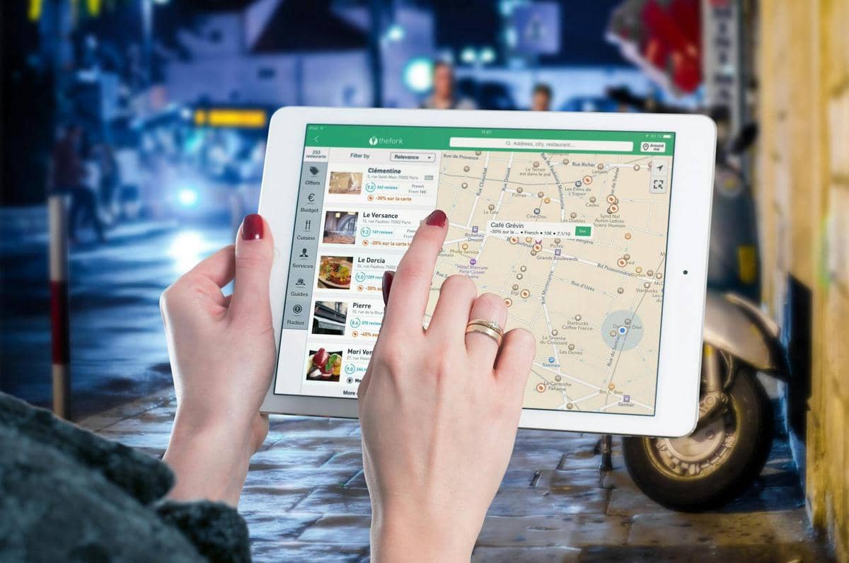 Ilustrasi tablet dengan deretan ikon aplikasi berwarna pada layar, menggambarkan penggunaan aplikasi digital.
