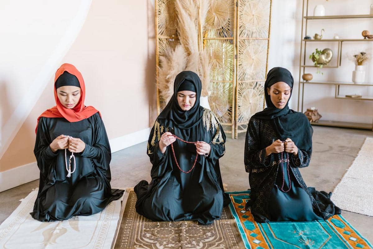 ilustrasi keluarga muslim ibadah