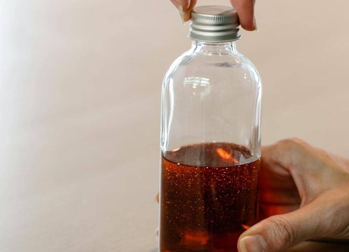 ilustrasi menyimpan air nabeez dalam botol