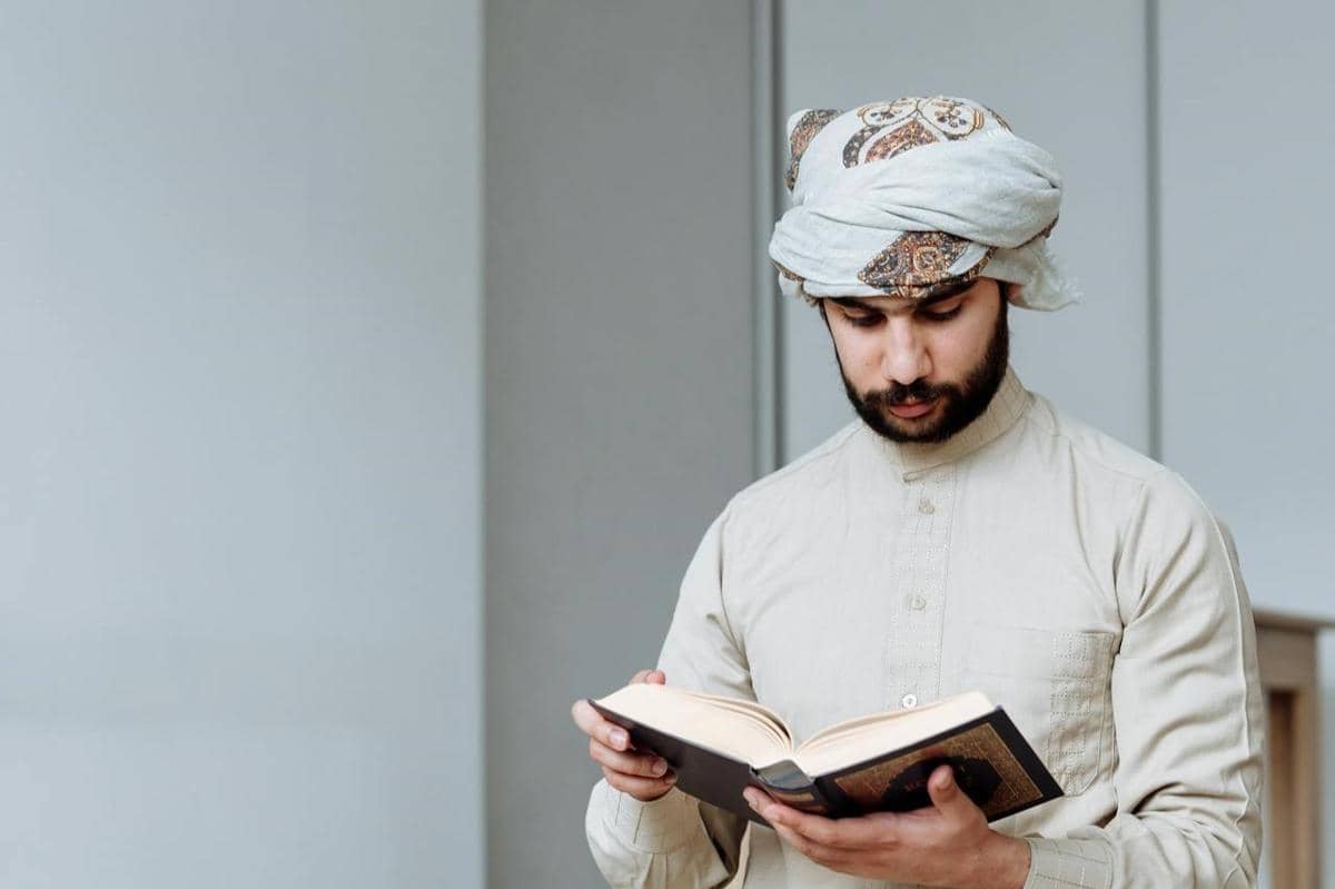 ilustrasi baju koko identik dengan kerah tegak 