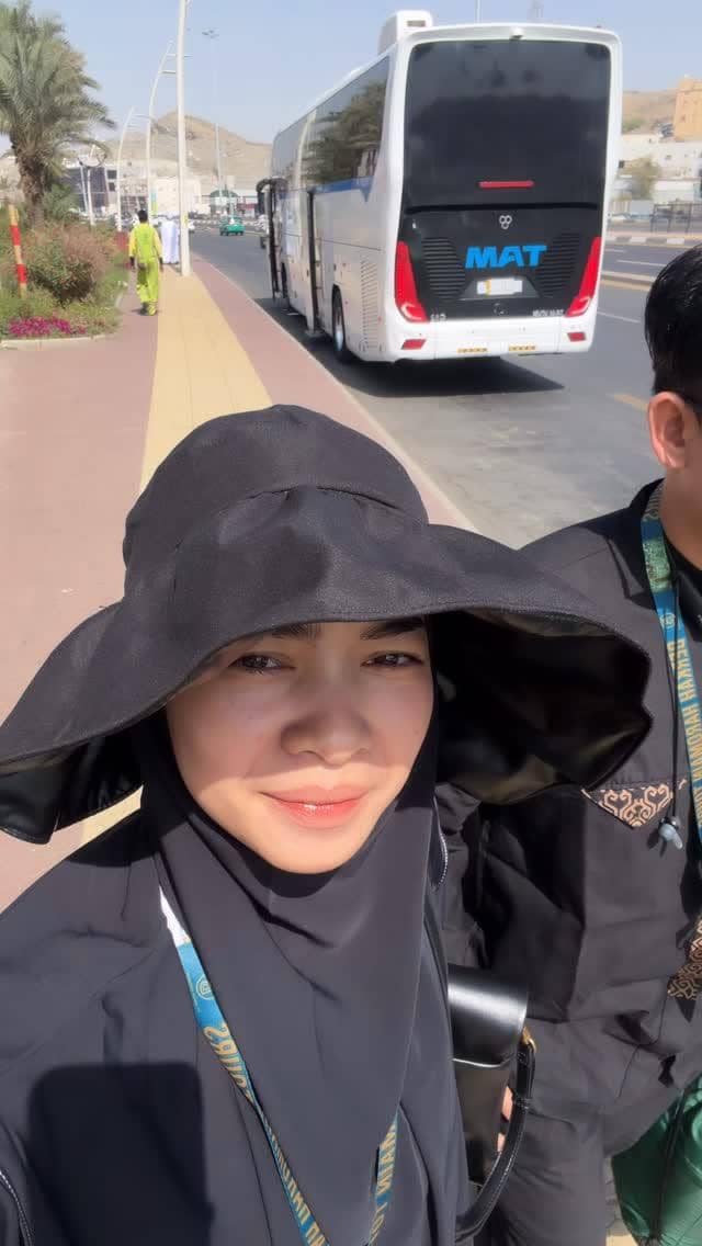 Ikbal Fauzi dan istri umrah di bulan Ramadan 2026