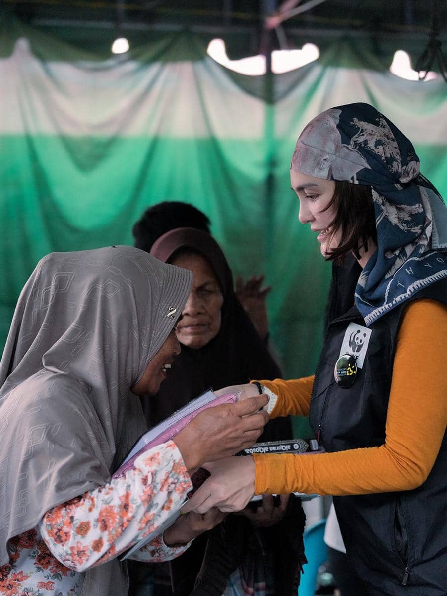 Luna Maya berkunjung ke daerah bencana di Peusangan