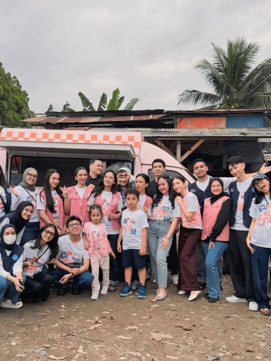 Rachel Vennya membagikan makanan gratis di Pondok Labu