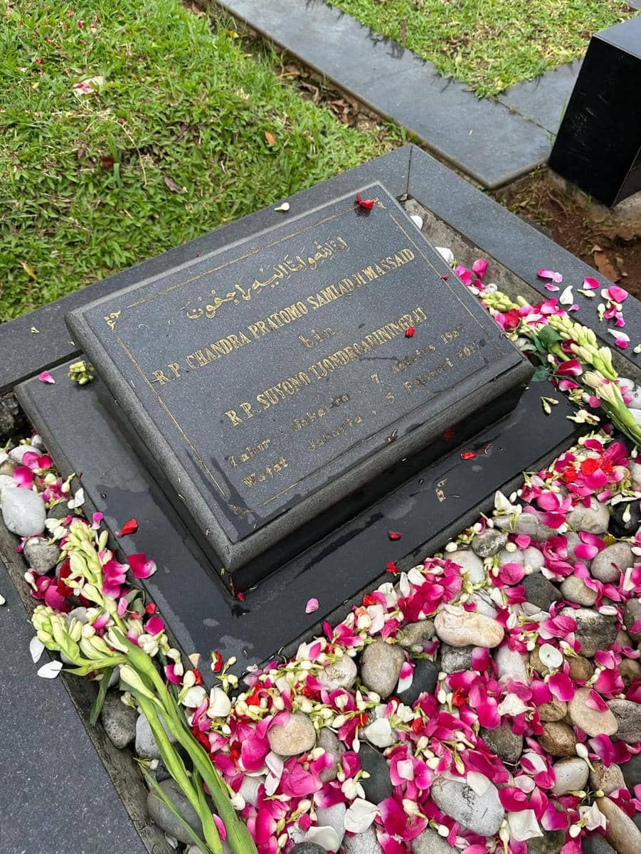 Angelina Sondakh ziarah ke makam Adjie Massaid