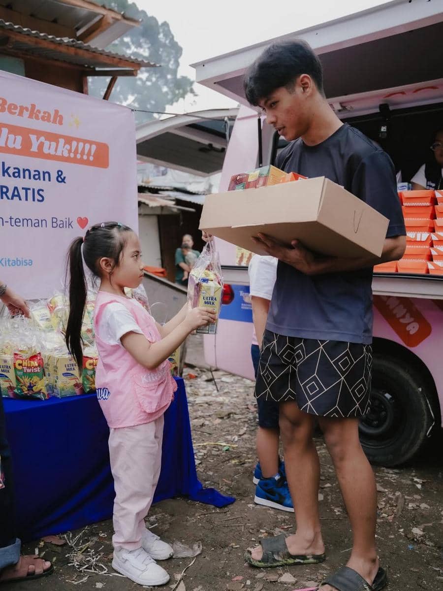 Rachel Vennya membagikan makanan gratis di Pondok Labu