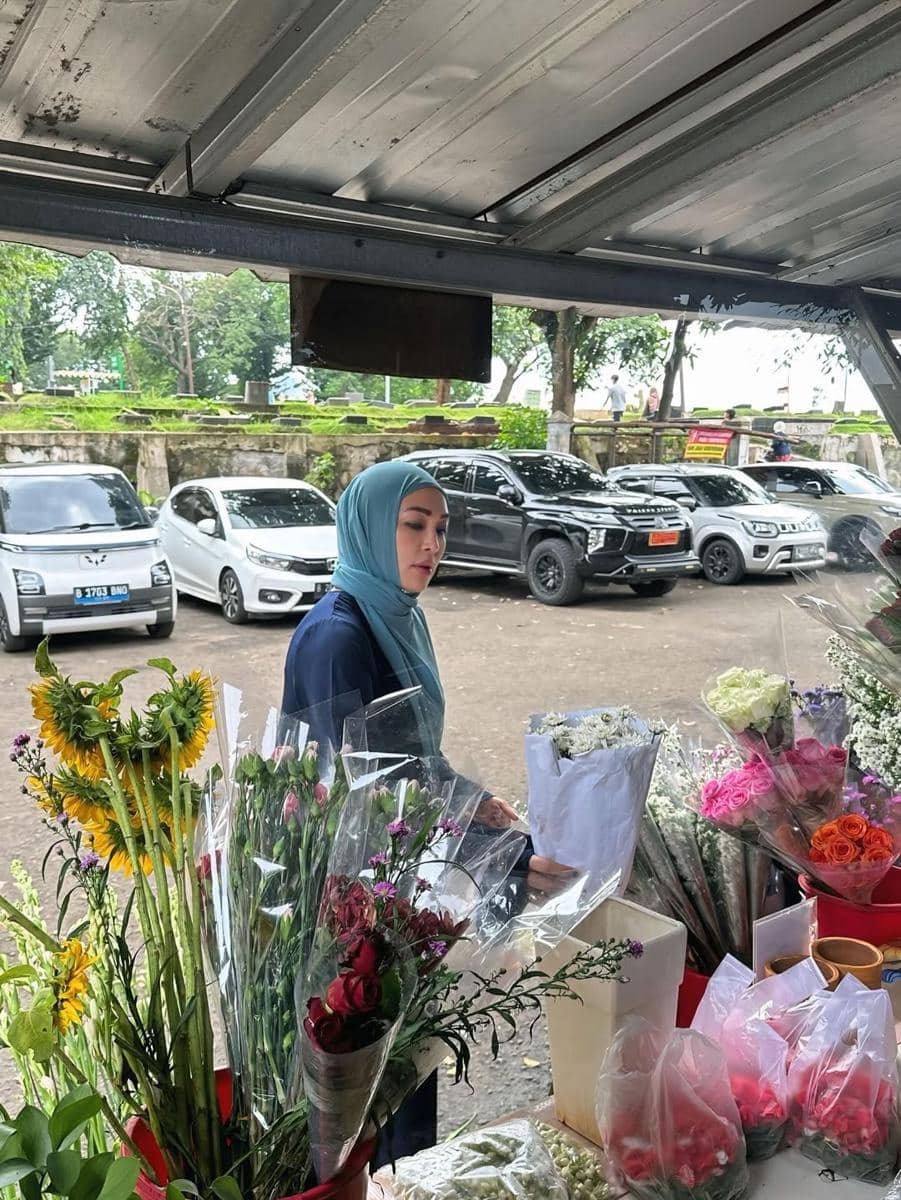 Angelina Sondakh ziarah ke makam Adjie Massaid