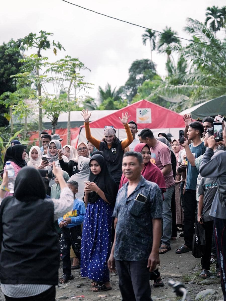 Luna Maya berkunjung ke daerah bencana di Peusangan