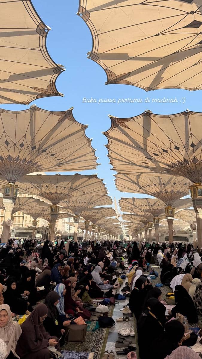 Febby Rastanty dan Suami di Madinah