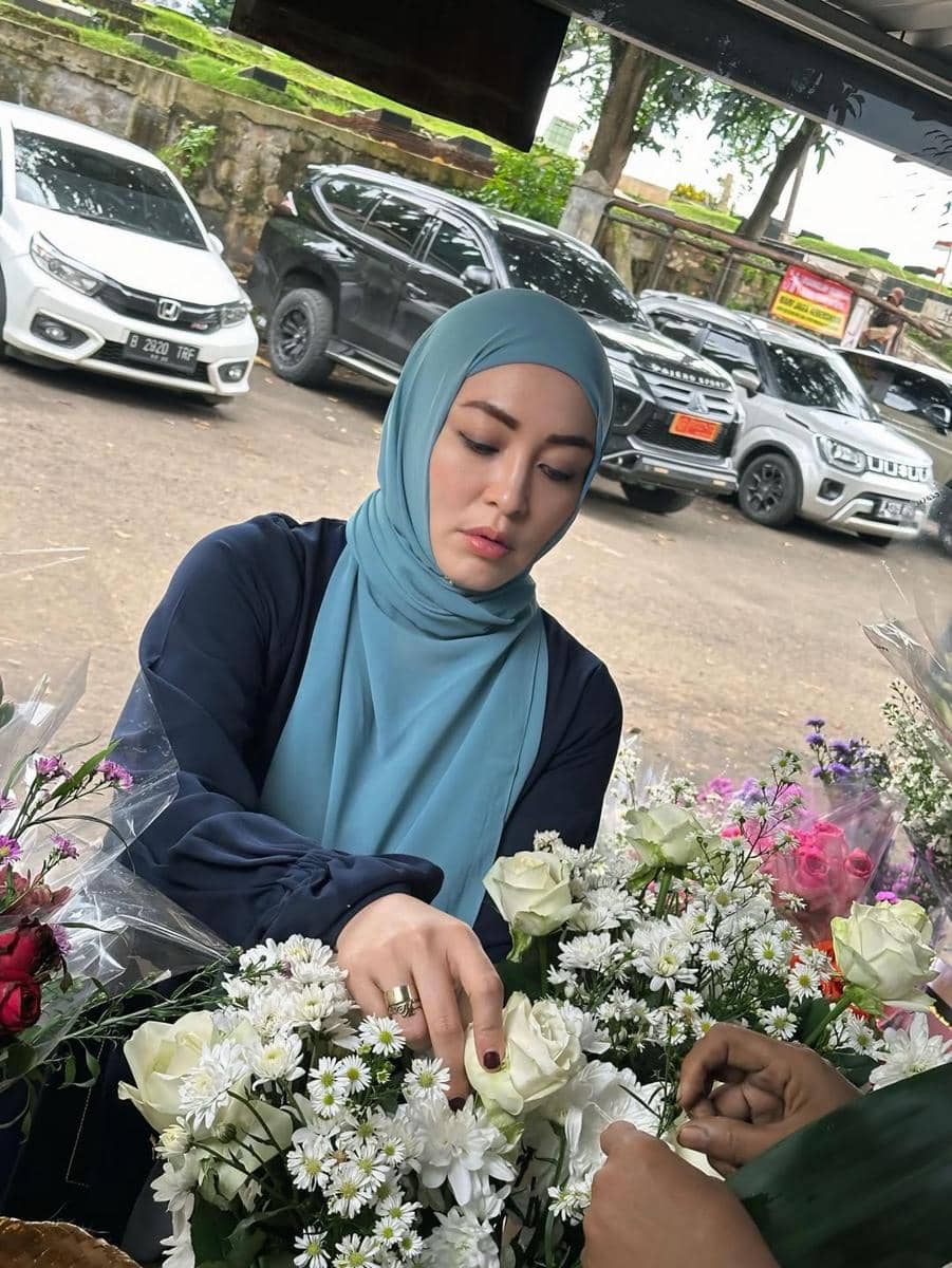 Angelina Sondakh ziarah ke makam Adjie Massaid