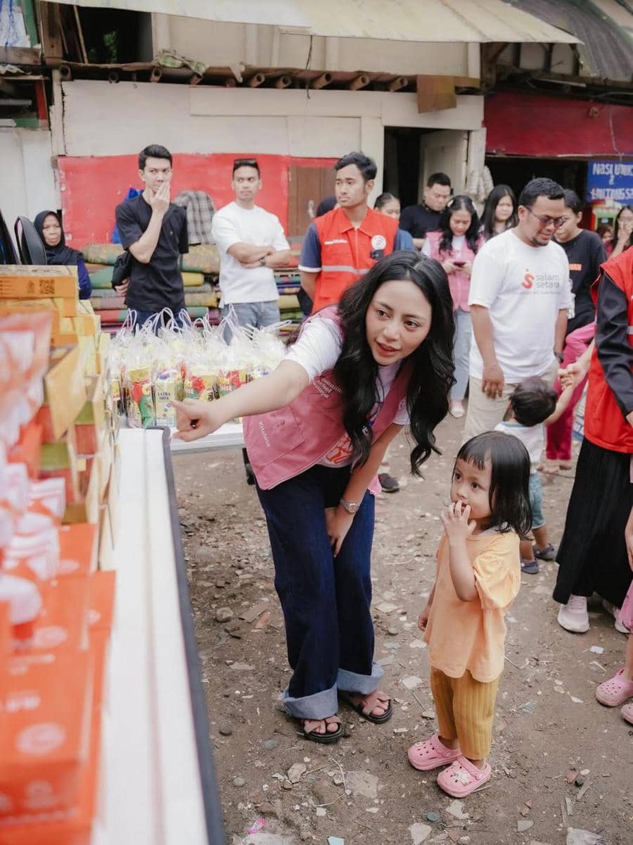 Rachel Vennya membagikan makanan gratis di Pondok Labu
