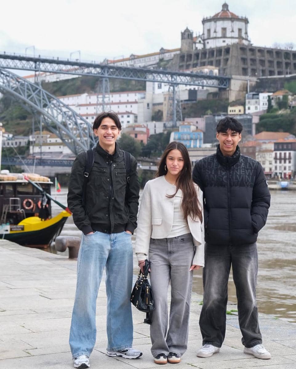 Keluarga Darius Sinathrya saat jalan-jalan di Porto