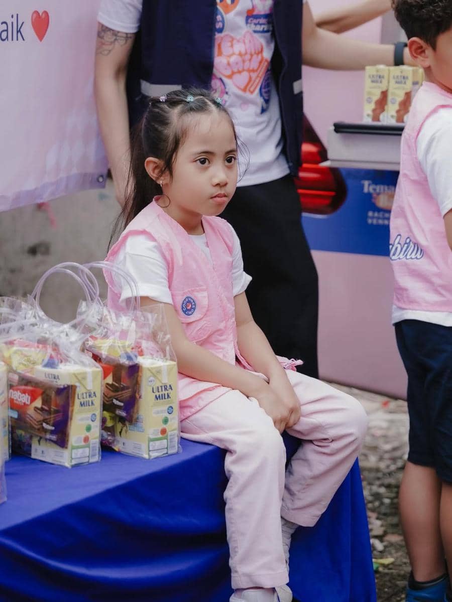 Rachel Vennya membagikan makanan gratis di Pondok Labu