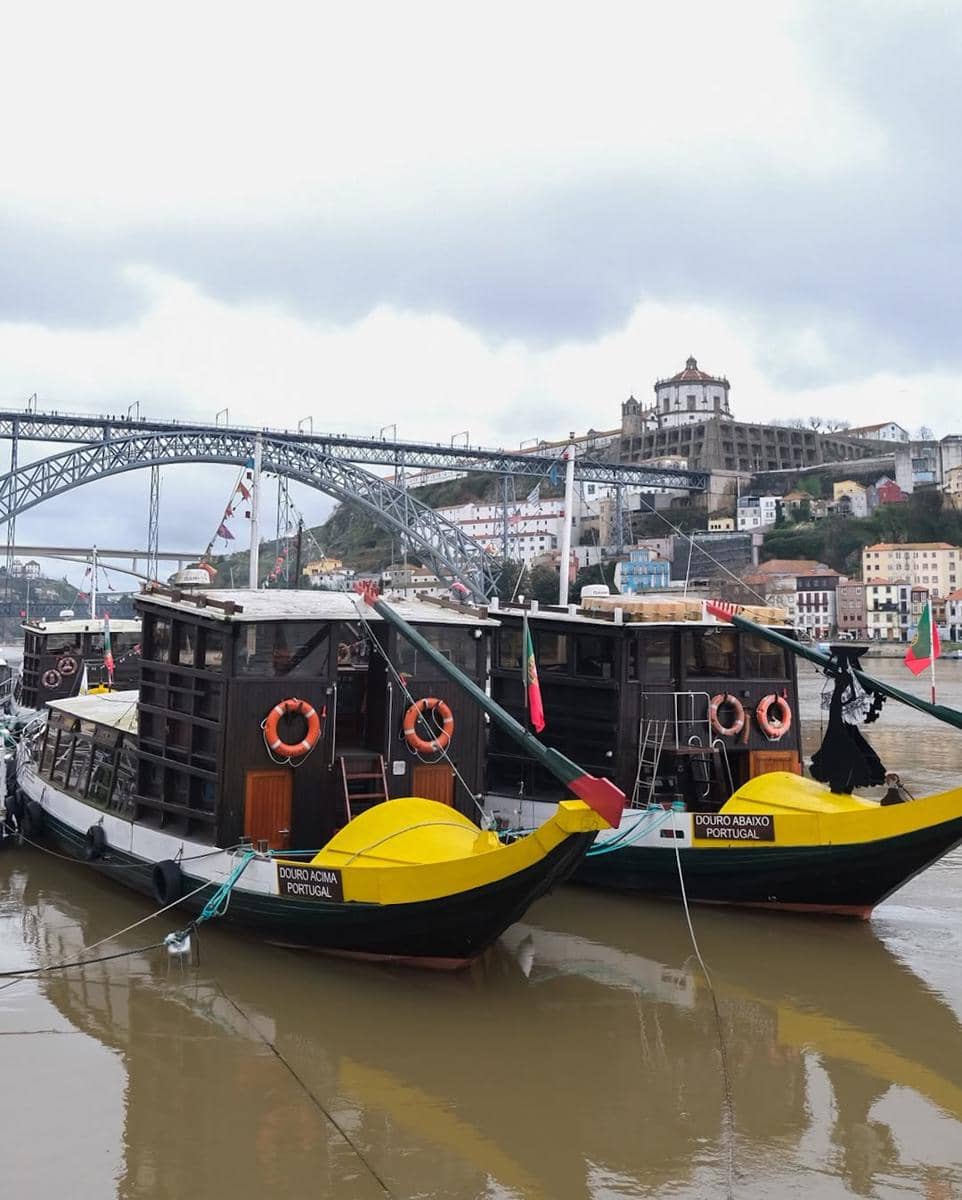Keluarga Darius Sinathrya saat jalan-jalan di Porto