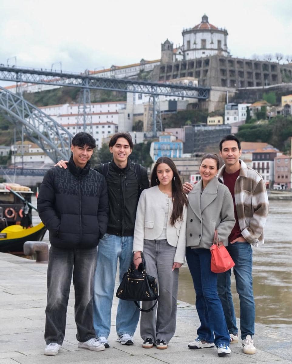 Keluarga Darius Sinathrya saat jalan-jalan di Porto
