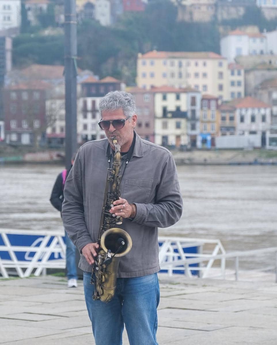 Keluarga Darius Sinathrya saat jalan-jalan di Porto