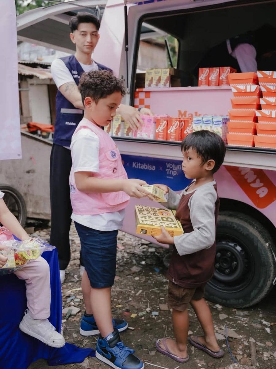 Rachel Vennya membagikan makanan gratis di Pondok Labu